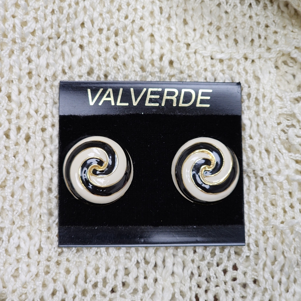 Vintage, Rare Gold Toned, Black and Cream Swirl Circle Enamel Clip On Earrings - Picture 7 of 8